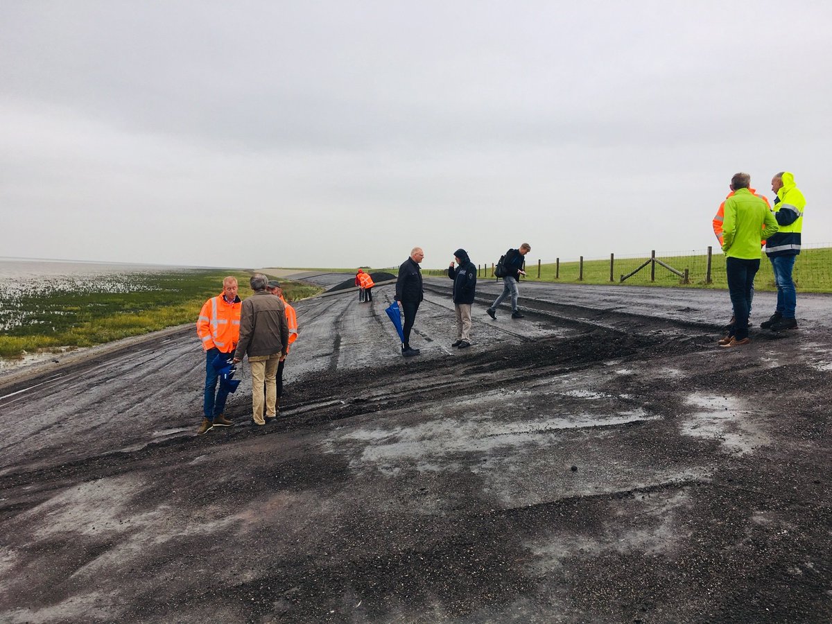 HWBP_nl's tweet photo. Gisteren werd het startsein gegeven voor onderzoek naar #asfaltbekleding. Op de zeedijk tussen Westhoek en Zwarte Haan en de Noorderpier in Harlingen worden verschillende proefvakken gevuld met innovatieve asfaltmengsels en overlagingen. Een belangrijke mijlpaal! #HWBP https://t.co/5k2qsxjShG