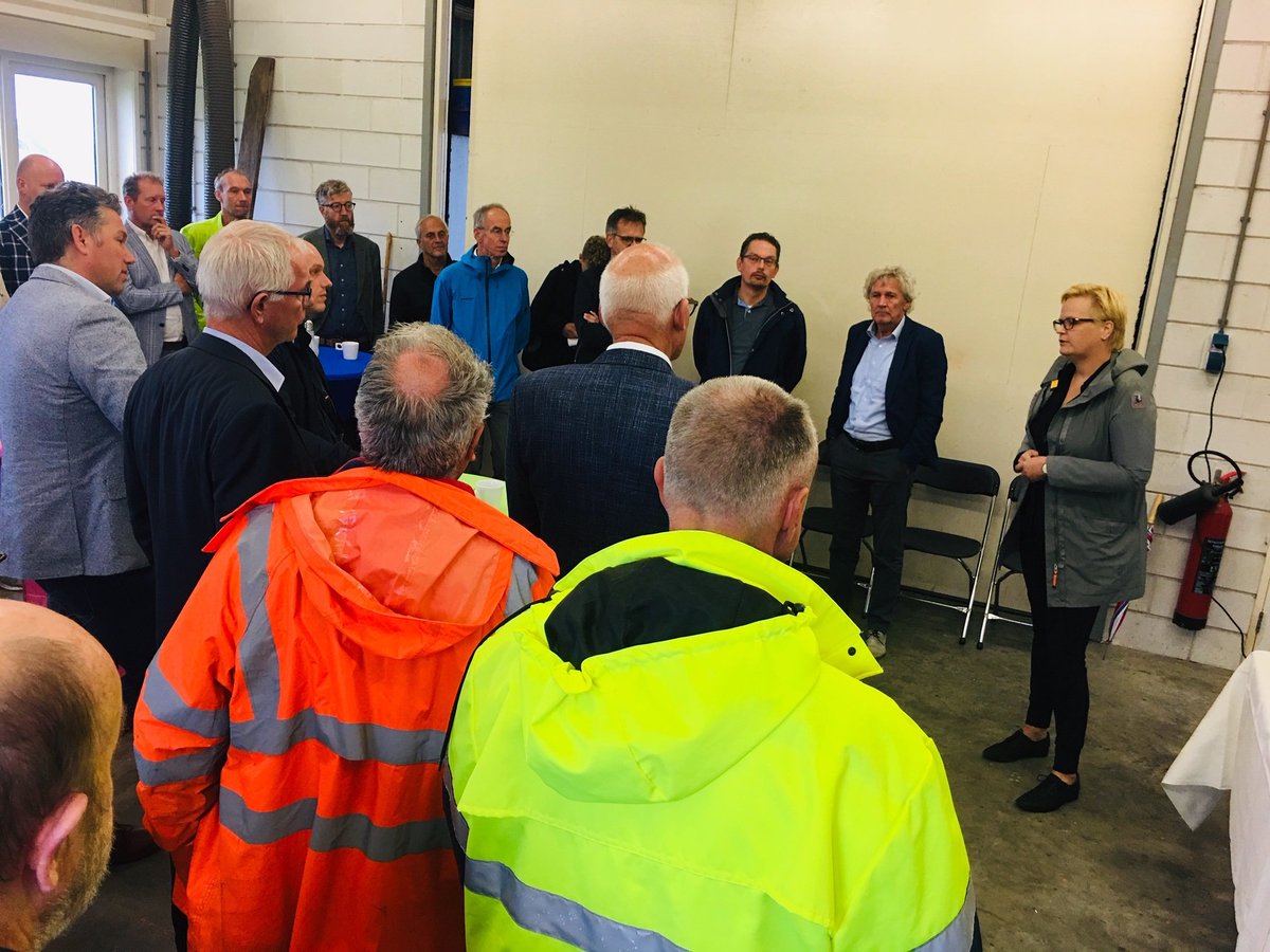 HWBP_nl's tweet photo. Gisteren werd het startsein gegeven voor onderzoek naar #asfaltbekleding. Op de zeedijk tussen Westhoek en Zwarte Haan en de Noorderpier in Harlingen worden verschillende proefvakken gevuld met innovatieve asfaltmengsels en overlagingen. Een belangrijke mijlpaal! #HWBP https://t.co/5k2qsxjShG