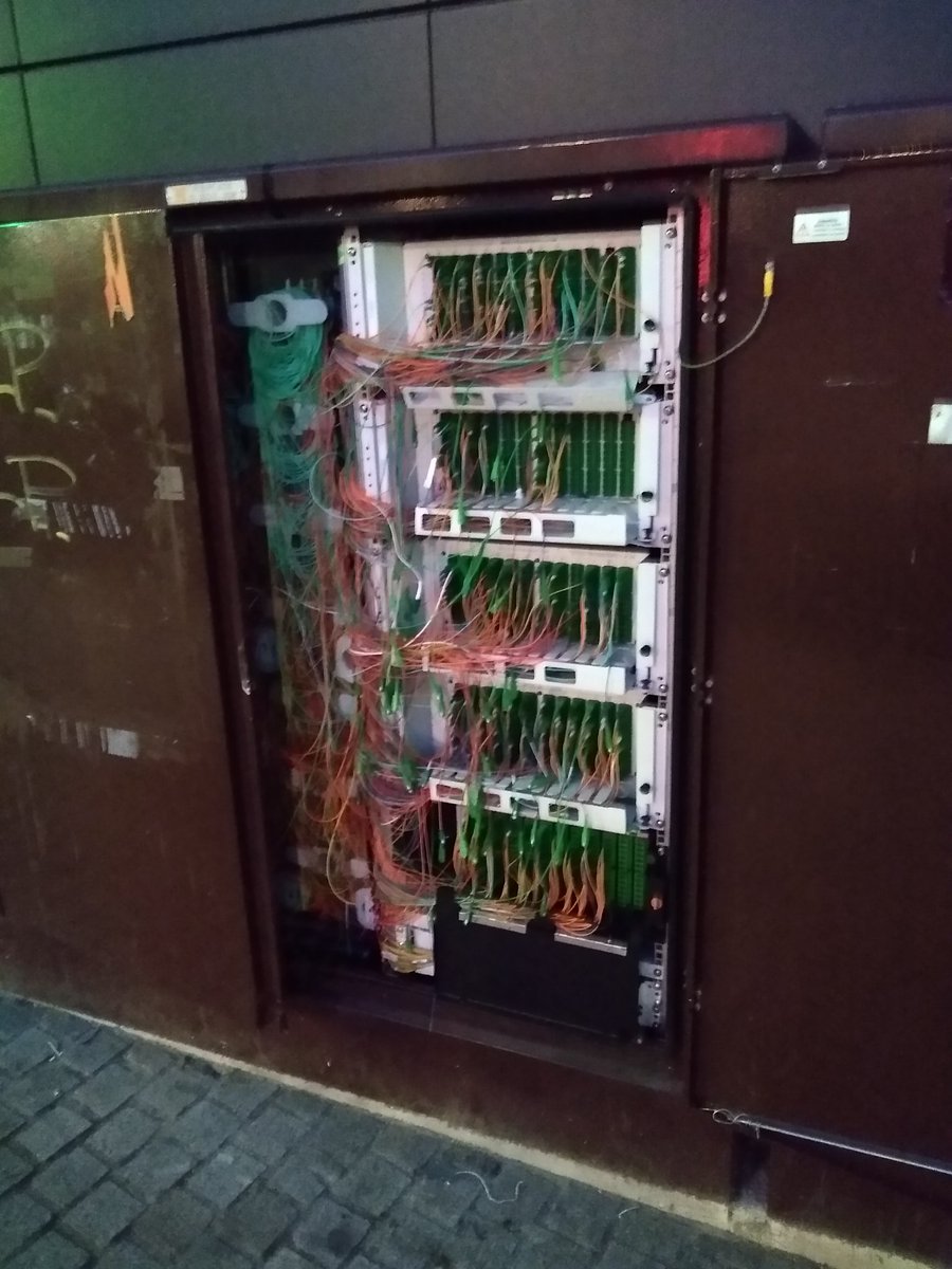 ChoiZ's tweet photo. @Orange_France C'est possible de fermer a clé vos armoires fibre a Ermont Eaubonne svp ?! le scotch ne tiens plus depuis longtemps... https://t.co/0E5o48mifs