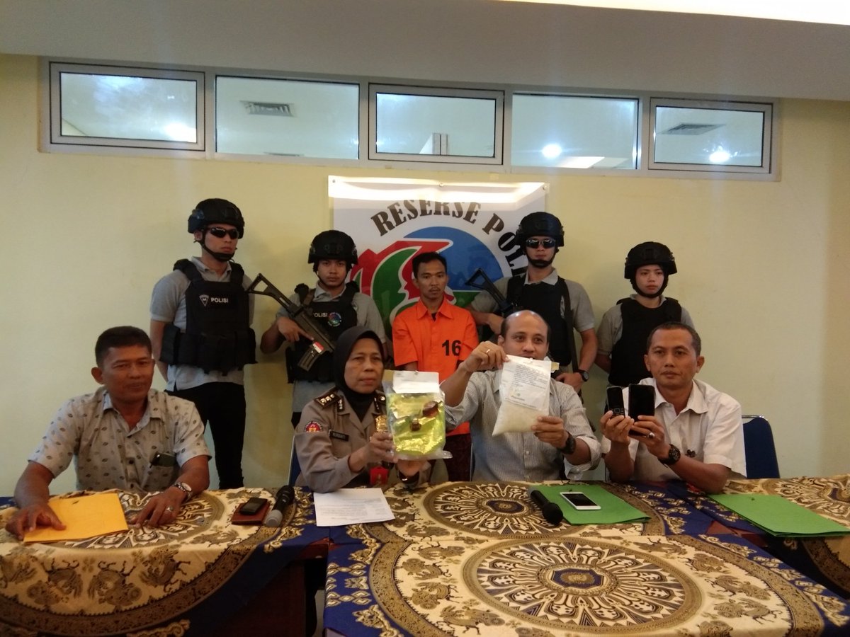 TiaraRisca's tweet photo. konfrensi pers terkait kasus pengedaran narkotika jenis sabu seberat 994,90 gram @poldasumbar https://t.co/8tExrHjxku