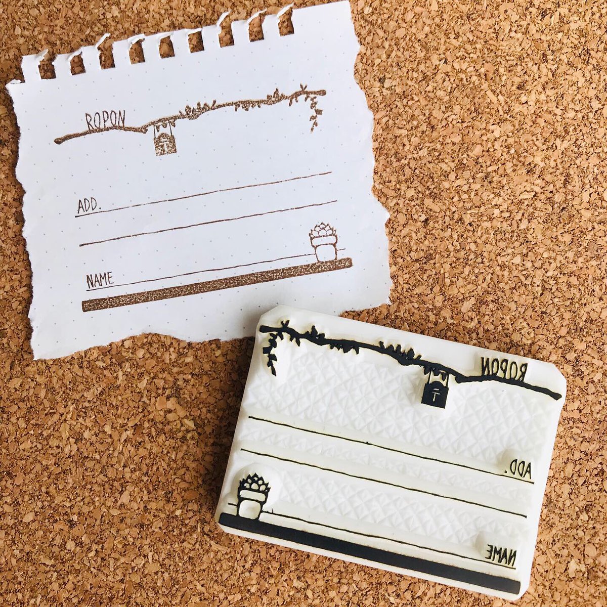 Ropon_stamp's tweet photo. リハビリで彫った自分用の宛名枠。
紙のドットが5mm間隔。
余白のバリエーション増やしたいなぁ。
#Ropon #はんこ屋Ropon
#消しゴムはんこ #宛名枠 https://t.co/zOHbOfLhPZ