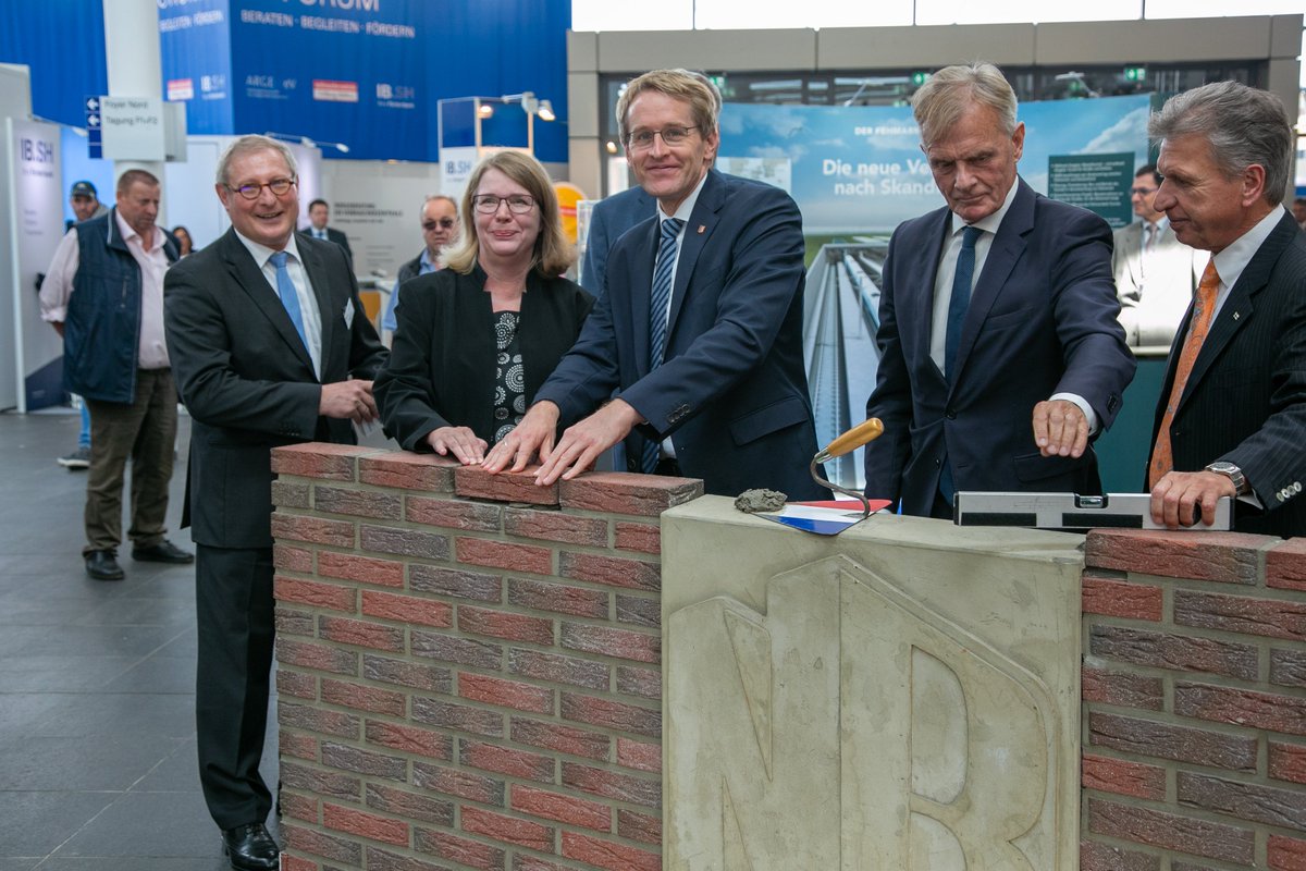 BauenMitZiegel's tweet photo. Eröffnung der #NordBau mit MP Günther, alles zu #Ziegel #Vormauer #Fassade und #Pflasterklinker noch bis Sonntag in den Hallen 1, 3 & 4
Info: https://t.co/HKuEslPohx F: Holstenhallen Neumünster – Messe NordBau – SixConcept https://t.co/S5zTzt9qW3