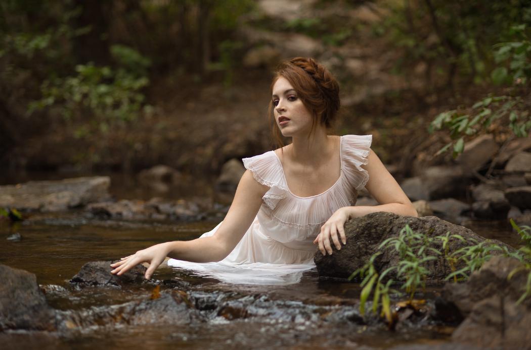 Сказочная девушка. Прекрасная нимфа. Девушка в ручье лежит чистая вода. Фотосессия на горной речке. Ручеек девушки.