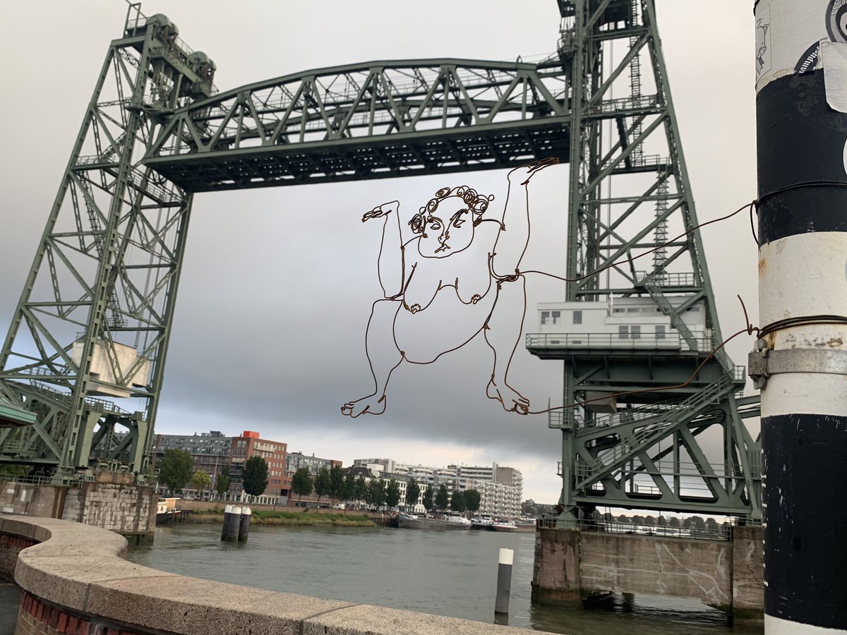 Er staat iemand op de Willemsbrug en er wordt harp gespeeld op de Erasmusbrug.