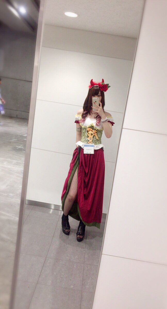伊藤りかこ ちなみに今回は久しぶりにロングヘアりかなんですよ 全身こんな感じで酒場の女楽しくやってます ᐢ ᐢ T Co Vzut36xmvg Twitter