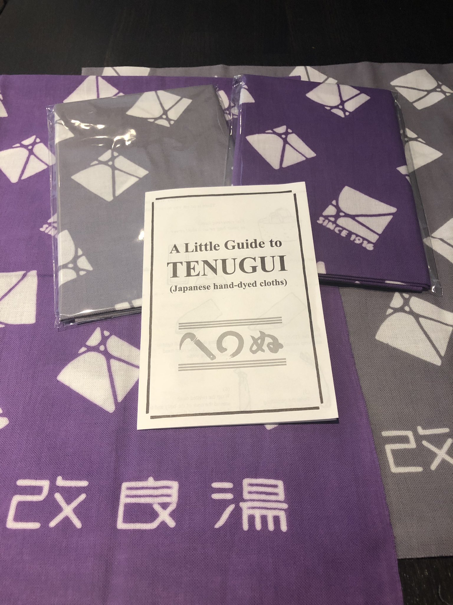 改良湯 かまわぬさんとのコラボで 改良湯オリジナルてぬぐいが出来ました お馴染みの男女ののれんの色をイメージして2色 かまわぬの明治時代から続く注染という染めで職人の手により作られています かまわぬ 小粋 改良湯オリジナルてぬぐい