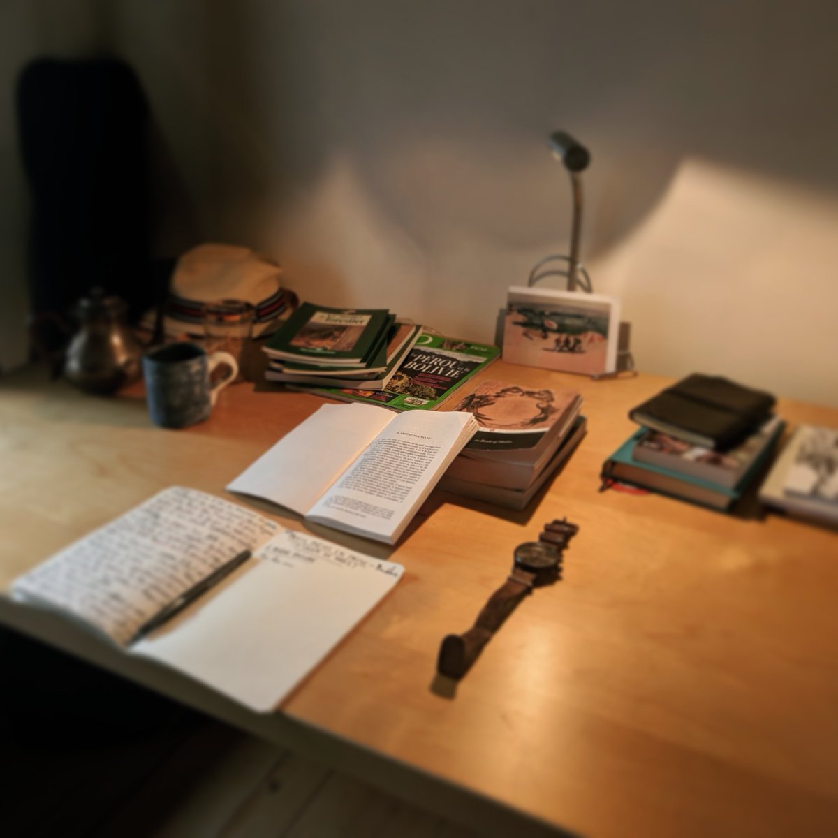 ☕📝📚 — A morning in Paris with my hawking library
