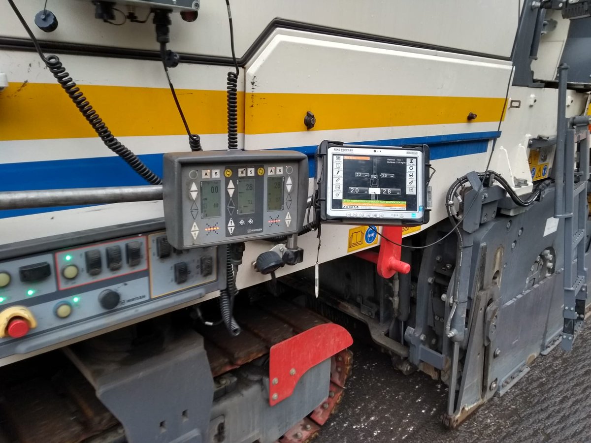 Rasing82's tweet photo. 3D-frezen met @Freesmij op de A1 Apeldoorn-Azelo @heijmansnl #roadprofiler #mooistukjetechniek https://t.co/DGpGftN9n3