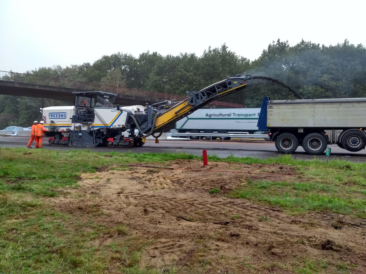 Rasing82's tweet photo. 3D-frezen met @Freesmij op de A1 Apeldoorn-Azelo @heijmansnl #roadprofiler #mooistukjetechniek https://t.co/DGpGftN9n3
