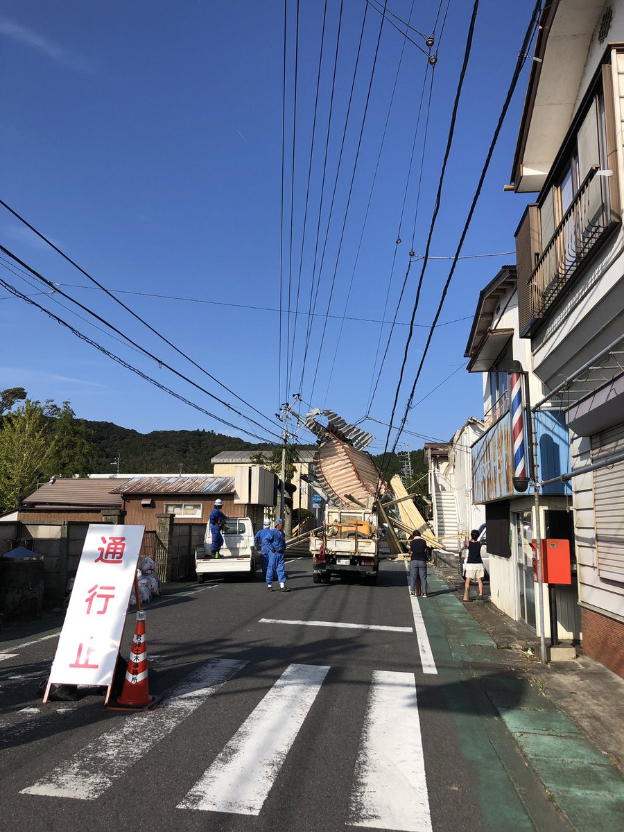 きみつネット 久留里地区の大多喜君津線 吉田屋の前の道 ではアパートの屋根が電柱をなぎ倒して道を封鎖していました