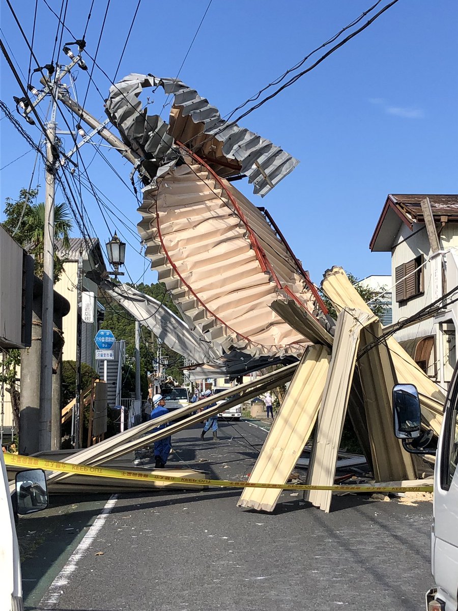 きみつネット 久留里地区の大多喜君津線 吉田屋の前の道 ではアパートの屋根が電柱をなぎ倒して道を封鎖していました