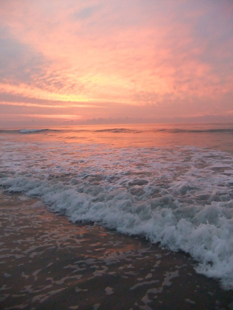w1ttyk1tty's tweet photo. Good Morning 🌞 #sunrise #beach https://t.co/vXegaylnNG