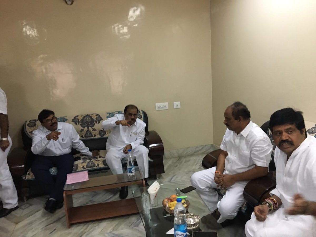 YscrCp's tweet photo. పెను���ొండ R&amp;B అతిధి గృహం నందు మంత్రులు గారితో కలసి జిల్లా పర్యాటక గురించి చర్చిస్తున్న అనంతపురము ఎమ్మెల్యే #అనంతవెంకటరామిరెడ్డిగారు మరియు జిల్లా ఎమ్మెల్యేలు ఎంపీ. https://t.co/XRiH6Dw08i