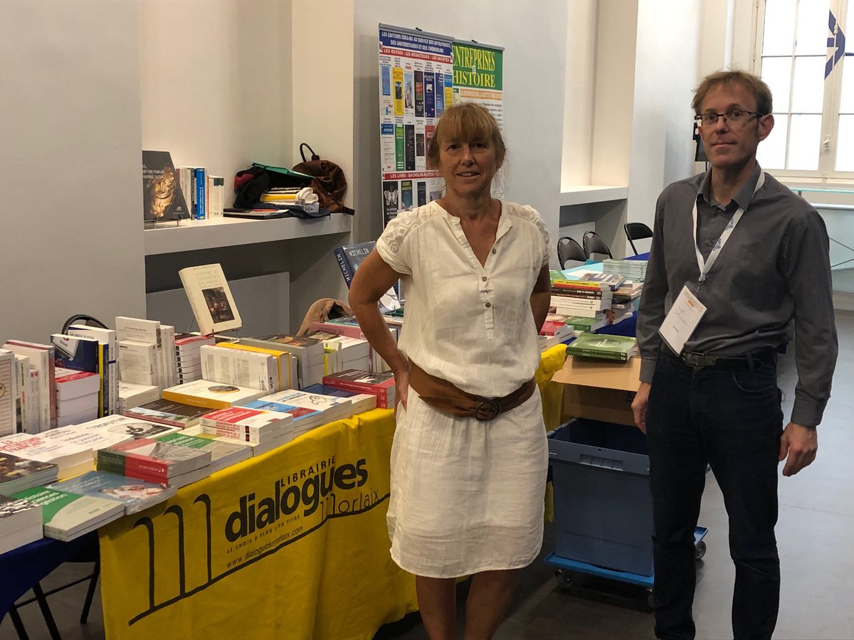 BusinessHist23's tweet photo. La librairie Dialogue avec une riche table notamment sur l histoire industrielle ! 🤗 🤗🤗 https://t.co/hAH9uh0Itw