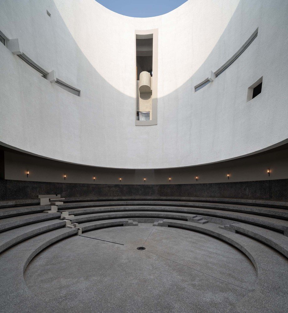 designverse1's tweet photo. 【 #designverse #VerseFocus #architecture #design 】
🤓Neri&amp;Hu Design and Research Office — #AranyaArtCenter, carving out a pure conical geometry at the center with a stepped amphitheater at the base. @neriandhu 
😎For details, https://t.co/b3a5NyMfaE
#architecturedesign https://t.co/yJzMzr87gP