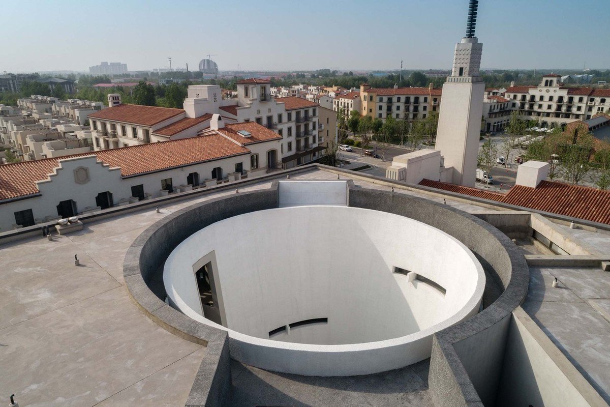 designverse1's tweet photo. 【 #designverse #VerseFocus #architecture #design 】
🤓Neri&amp;Hu Design and Research Office — #AranyaArtCenter, carving out a pure conical geometry at the center with a stepped amphitheater at the base. @neriandhu 
😎For details, https://t.co/b3a5NyMfaE
#architecturedesign https://t.co/yJzMzr87gP