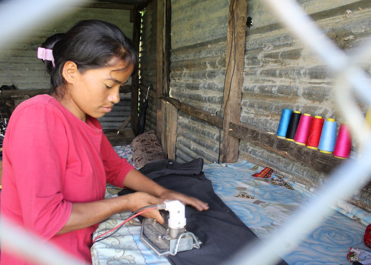 HI_INNESKA's tweet photo. #ThursdayMotivation👇👇🏻 
😊: Jamuna, 26, communicates with sign language or ✍️ notes. Thanks to the support from Royal 🇹🇭 #Govt &amp; @UNDPNepal, she could make a new cottage and restore her tailor (🧵✂️) that was damaged by #NepalEarthquake.
[#SDG8]: #InclusiveLivelihood https://t.co/yN18aDzkON