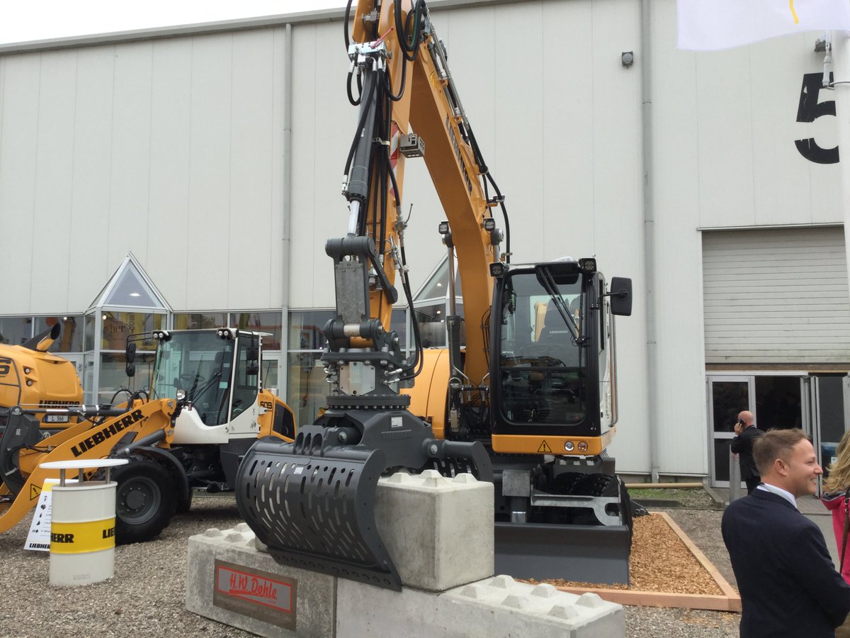 ABZ_News's tweet photo. #Liebherr rückt auf der #NordBau u.a. den kompakten, für den Innenstadtbereich konzipierten #Mobilbagger 913 und den #Umschlagbagger LH 18 M mit einem Betriebsgewicht unter 20 Tonnen in den Fokus. @LH_Construction https://t.co/t1YdYzi1By