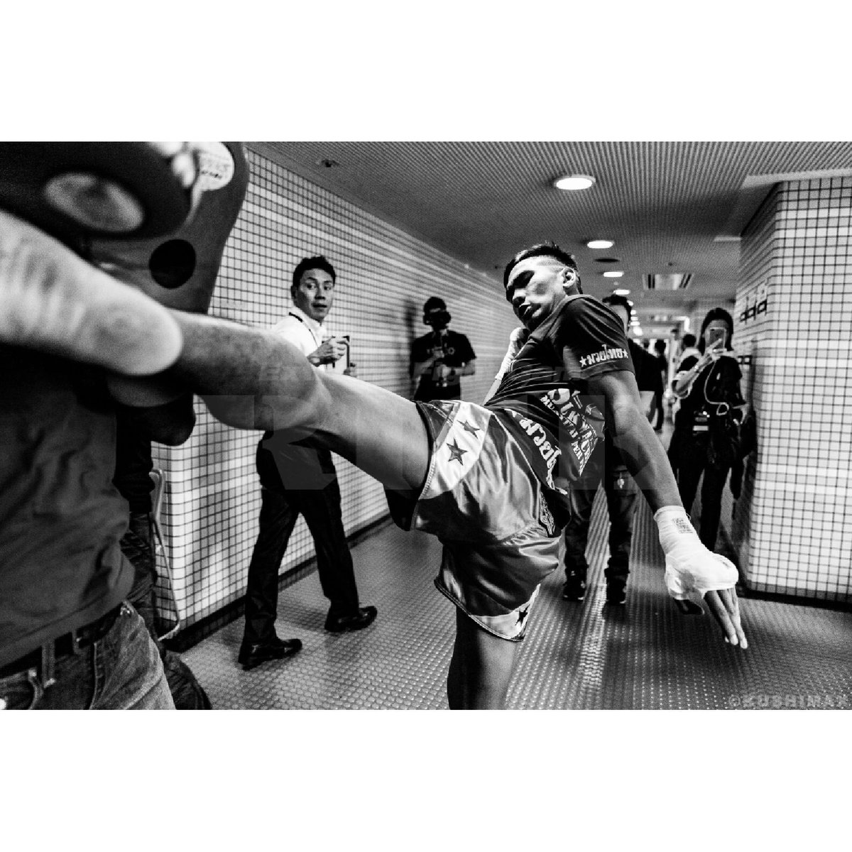 kushima_makoto's tweet photo. “RISE WORLD SERIES 2019 -Semi Final Round In Osaka-“ 
#ルンキット・ウォーサンプラパイ / #rungkit 

#rise #risews #fighter #kickboxing  #muaythai #osaka #japan #monochrome #champion https://t.co/fB7TIV7Wwp