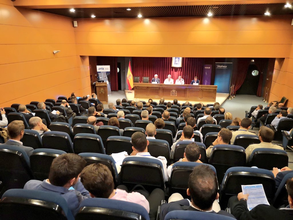 elradar_APTIE's tweet photo. ⚛️ ¡Comenzamos! ⚛️
Inauguran el director de la Academia Central de la #Defensa, el presidente de #APTIE, el dtor gral de #CESTIC y #CIO de @Defensagob, y @JuanCaubet de @Eurecat_events 🎙️
#TecnologiasCuanticas https://t.co/nqWkzJSUvb
