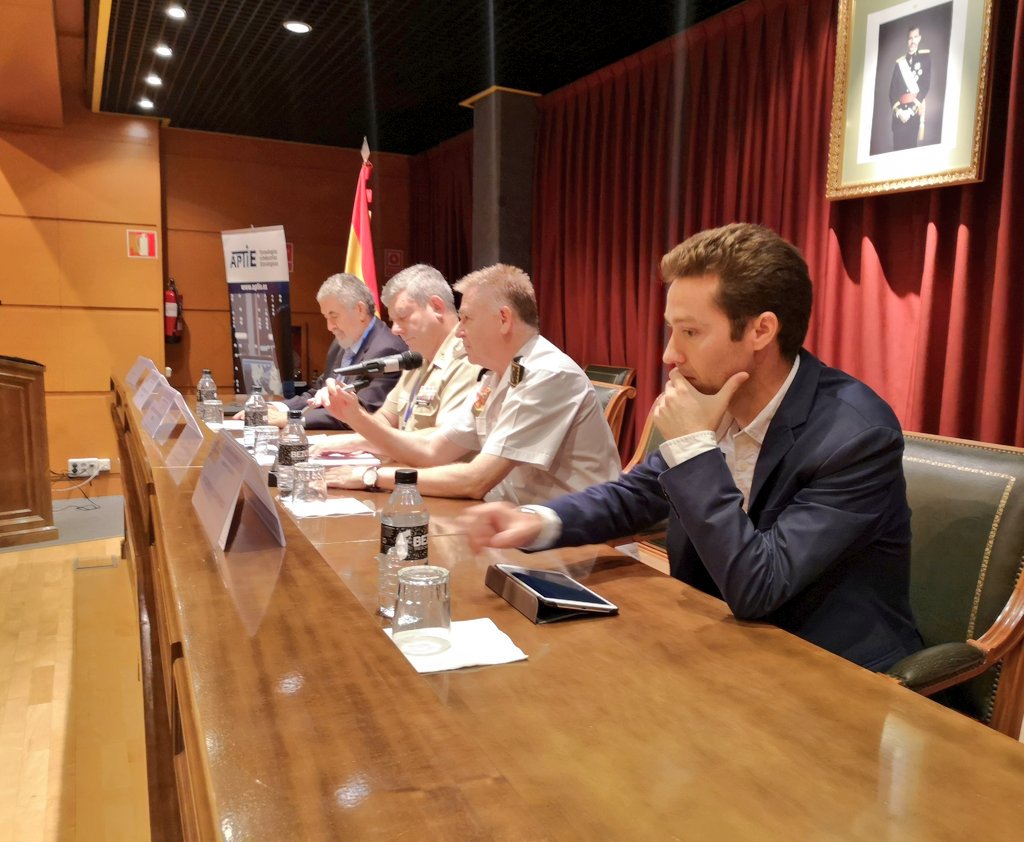 elradar_APTIE's tweet photo. ⚛️ ¡Comenzamos! ⚛️
Inauguran el director de la Academia Central de la #Defensa, el presidente de #APTIE, el dtor gral de #CESTIC y #CIO de @Defensagob, y @JuanCaubet de @Eurecat_events 🎙️
#TecnologiasCuanticas https://t.co/nqWkzJSUvb