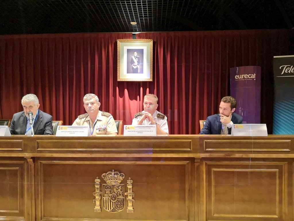 elradar_APTIE's tweet photo. ⚛️ ¡Comenzamos! ⚛️
Inauguran el director de la Academia Central de la #Defensa, el presidente de #APTIE, el dtor gral de #CESTIC y #CIO de @Defensagob, y @JuanCaubet de @Eurecat_events 🎙️
#TecnologiasCuanticas https://t.co/nqWkzJSUvb
