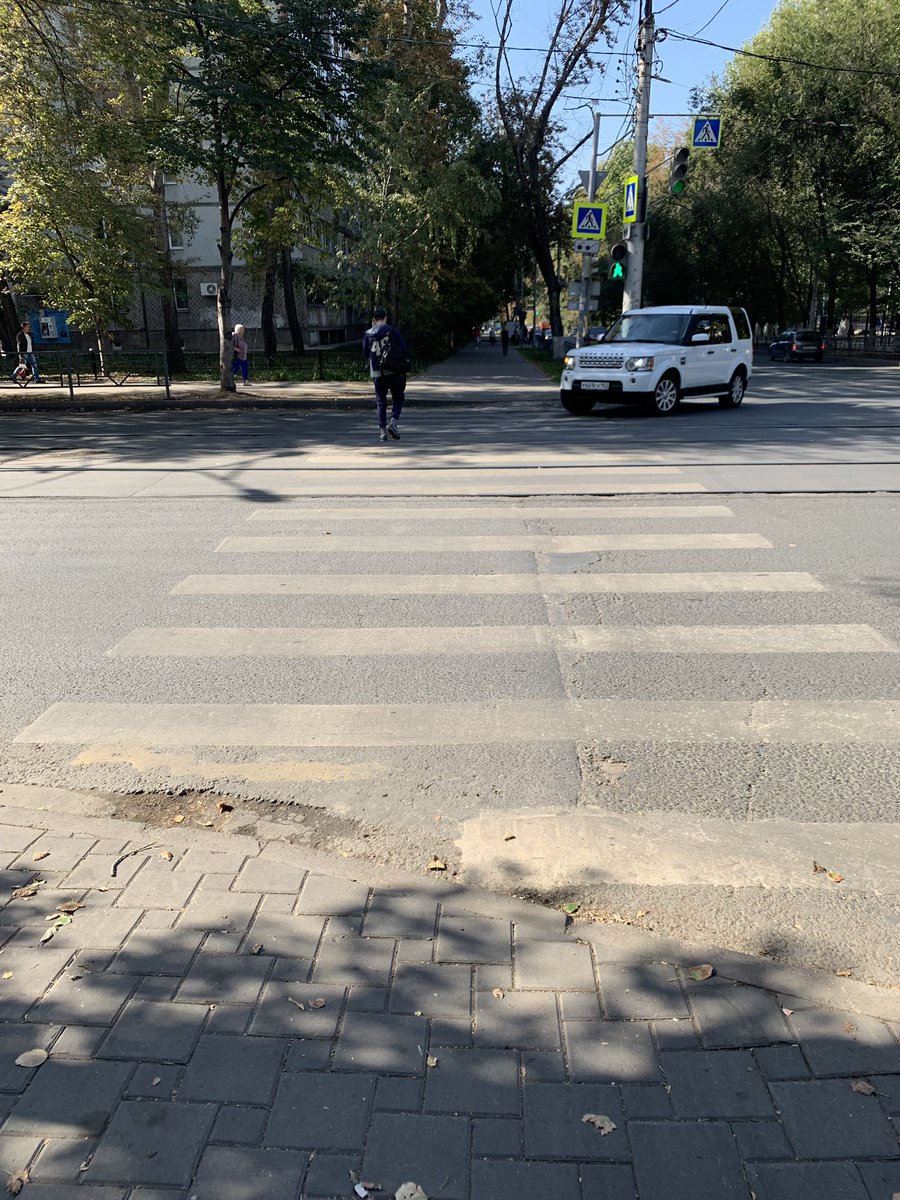 А мы продолжаем. Инспекция аварийно-опасных участков возле школ, где в дтп за последние годы пострадали дети. Школа 132, Коммунистическая 16. Светофорный объект разрушен. Перекрёсток в печальном состоянии. <a href="/DepGorHozSamara/">Департамент ГХиЭ</a> <a href="/E_Lapushkina/">Елена Лапушкина</a> #ОНФ #Дорога63