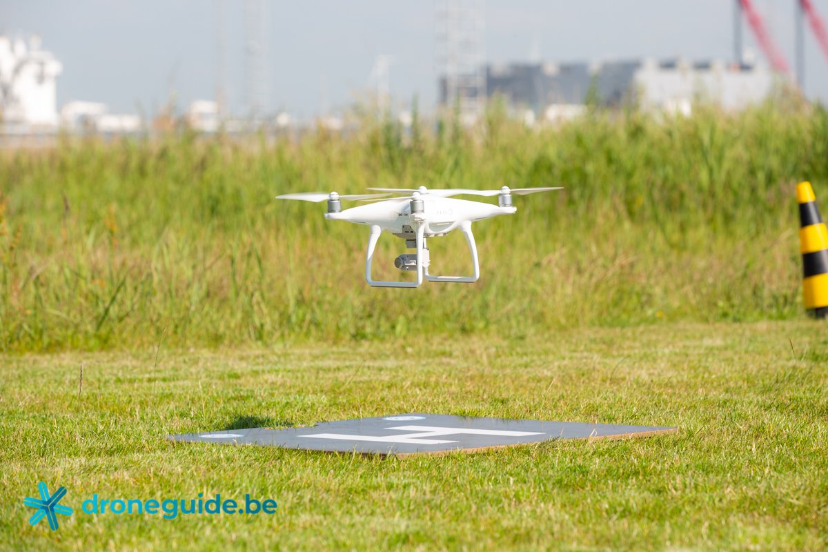FODMobiliteit's tweet photo. Vandaag lanceren we, samen met @skeyesBE_NL, een tweede versie van #droneguide met nieuwe functies voor professionele dronegebruikers.
Meer info: https://t.co/vPLQ6Hy3Us https://t.co/4u8GtbzX5Q