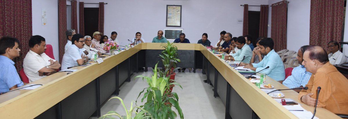 इज्जतनगर मंडल पर 12 से 25 सितम्बर, 2019 तक आयोजित ‘राजभाषा पखवाड़ा समारोह-2019’ का शुभारम्भ माँ सरस्वती के चित्र पर माल्यार्पण एवं दीप प्रज्वलन के साथ हुआ। इस अवसर पर राजभाषा कार्यान्वयन समिति की बैठक एवं विशेष हिंदी संगोष्ठी का आयोजन हुआ। <a href="/RailMinIndia/">Ministry of Railways</a> <a href="/gmner_gkp/">@GM_NERLY_GORAKHPUR</a>