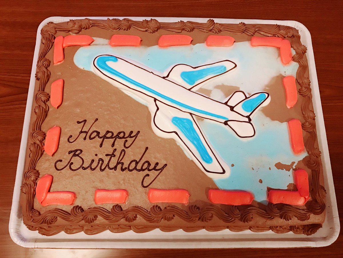 さかす على تويتر コストコでケーキ買ってきた 娘が飛行機にハマってるので飛行機ケーキ 大きい 味は三沢基地で買ったケーキみたいな味 アメリカン