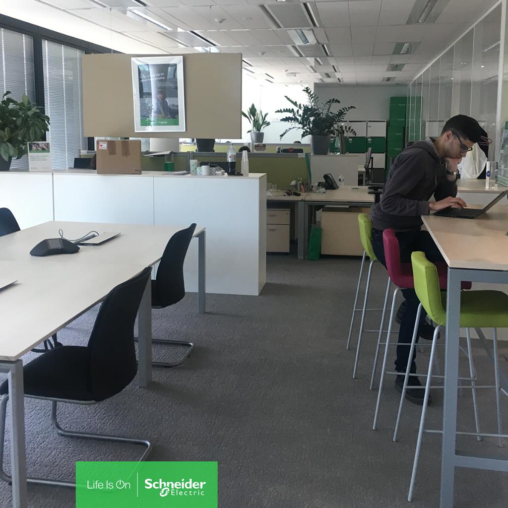 SchneiderElecFR's tweet photo. Le nouvel #openspace de l'équipe #TalentAcquisition est fin prêt à vous accueillir à notre siège du Hive, à Rueil-Malmaison !

#WorkspaceOfTheFuture https://t.co/nZSsEFGQnL