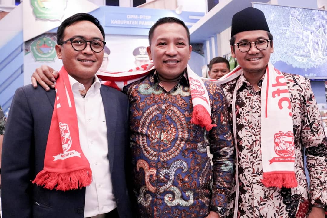 MaduraUnitedFC's tweet photo. Putaran kedua akan segera bergulir. Ayo satukan semangat dan tekad untuk jalani 17 pertandingan selanjutnya di Kompetisi Liga 1 2019

Dukungan dan rasa bangga terhadap Madura ditunjukkan oleh Wakil Gubernur Jatim, Bupati Bangkalan, Bupati Sampang dan Bupati Pamekasan 👏 https://t.co/1X4QhGjpcd