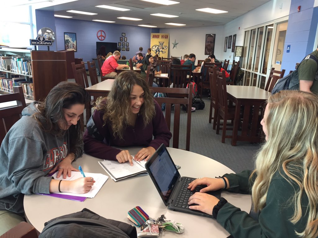AynorHSLibrary's tweet image. Happy Thursday! @AynorHighSchool students are working hard early this morning! #BLUEJACKETSARETHEBEST #HCSLibrarymedia