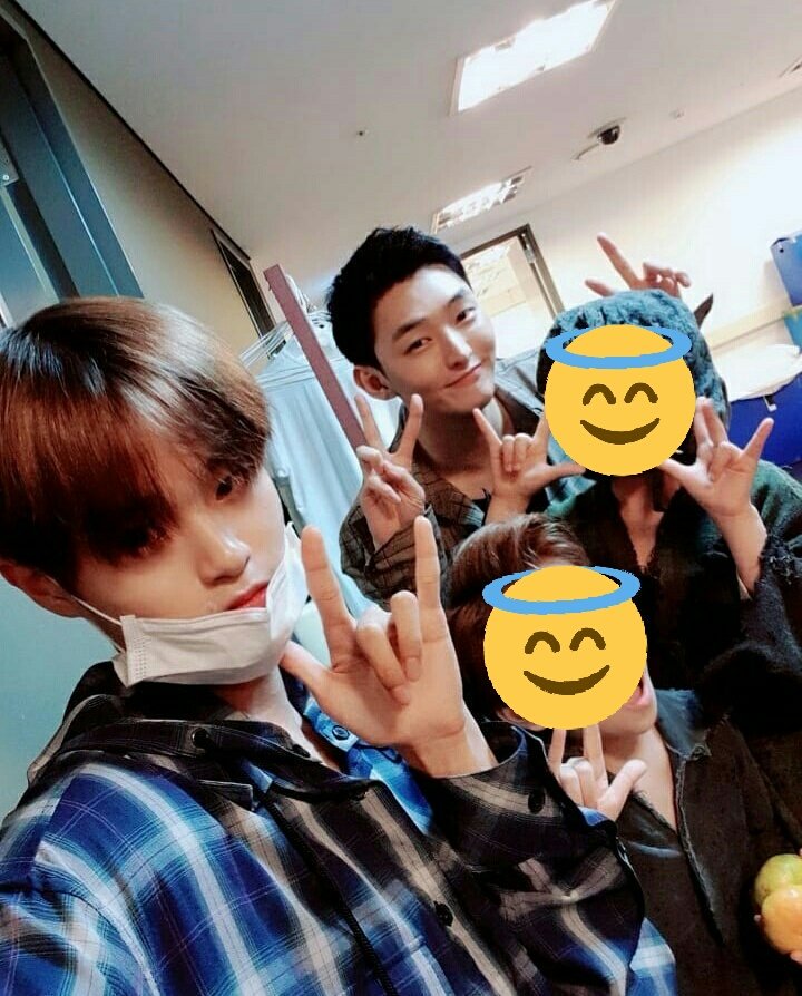okay i kinda feel emotional yet happy to see daehwi with our mother yoon :( aaaa i missed them so much ♡ ©pic