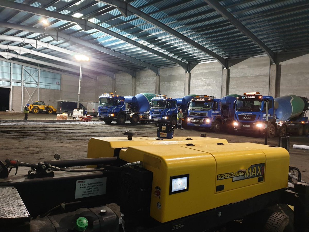 concrete_sales's tweet image. Another shot from site in Ireland early this morning. 4 x 8m³ trucks all being tipped at once, with the @ligchine Max Pro ready to go.

#concrete #ligchine #innovation