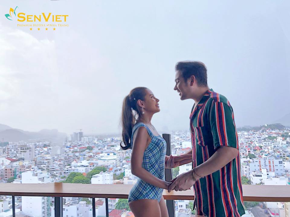 PremiumSen's tweet photo. 👩‍❤‍💋‍👨 A sweet love story at a romantic place from the top of the city!

Cre: Bank Ackermann https://t.co/P8pavUspdk