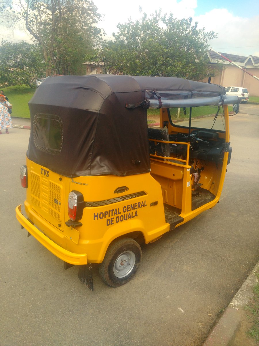 JuliusEssoka's tweet photo. Hôpital Général de #Douala ce matin. Ce tricycle est désormais disponible pour accompagner les malades à mobilité réduite dès l'entrée du site. Bravo !

@DrManaouda https://t.co/AITKc5BtAI