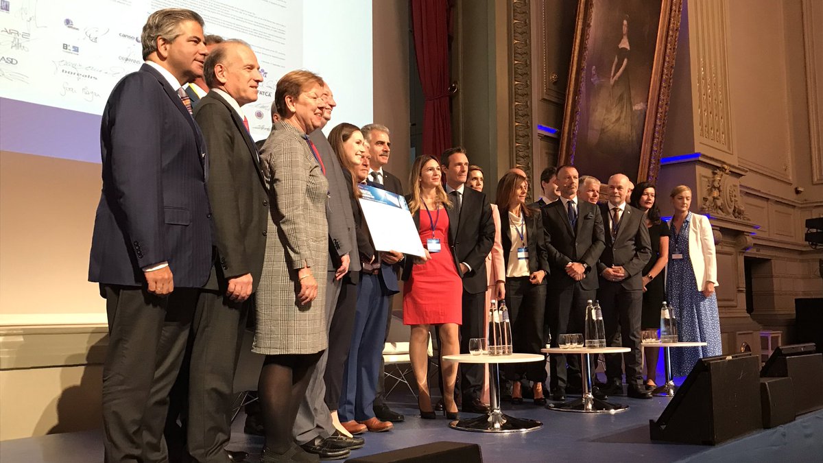 Also the official handover of the joint stakeholder declaration took place at the SES conference ”Digital European Sky”.
Minister @MarinSanna together with DG Hololei had the honour to receive the declaration.
#AviationStrategyEU