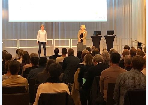 Vilka är utmaningarna och lösningarna för kommunernas digitalisering?  Sofie Zetterström, vice vd och Karin Bengtsson, strateg på Inera tog emot en fullsatt sal för Ineras konferens Digitalisering i kommunerna.
Hela programmet: inera.se/aktuellt/evene…