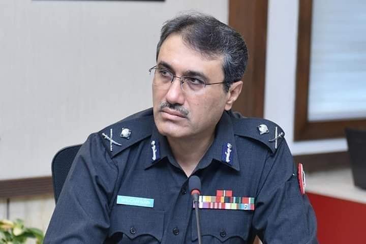 khipolicedmc's tweet photo. ایڈیشنل آئی جی کراچی نے شہریوں سے کہا ہے کہ وہ کسی بھی علاقے میں موترسائیکل،موبائل سوار یا پیدل گشت اور پکٹنگ وغیرہ میں مصروف افسران اور جوانوں کو اختیارات سے تجاوز یا ہراساں کرکے رشوت وصولی میں ملوث پائیں تو فوری طور پر میرے واٹس ایپ نمبر 03435142770 پر اطلاع دیں۔
1/2 https://t.co/3VjiZNNUTv