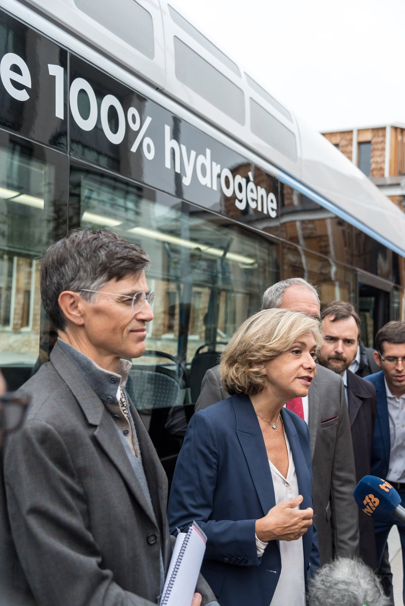 Fuelcellbus's tweet photo. #Hydrogen entering the palace: inauguration of the two first #fuelcell buses in #Versailles this morning👏. Thanks to🇪🇺 support from @fch_ju #Horizon2020 #ZeroEmission Read more: https://t.co/qdtABxThZu https://t.co/Pokka91jIz