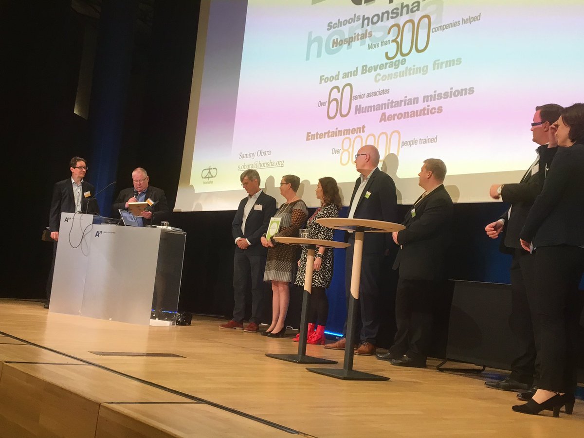 Yhteispotretissa tuoreen #Lean-palkinnon voittajat: Dandoss Vaasa, Nokia Oulun tehtaat ja Sosteri Savonlinna.