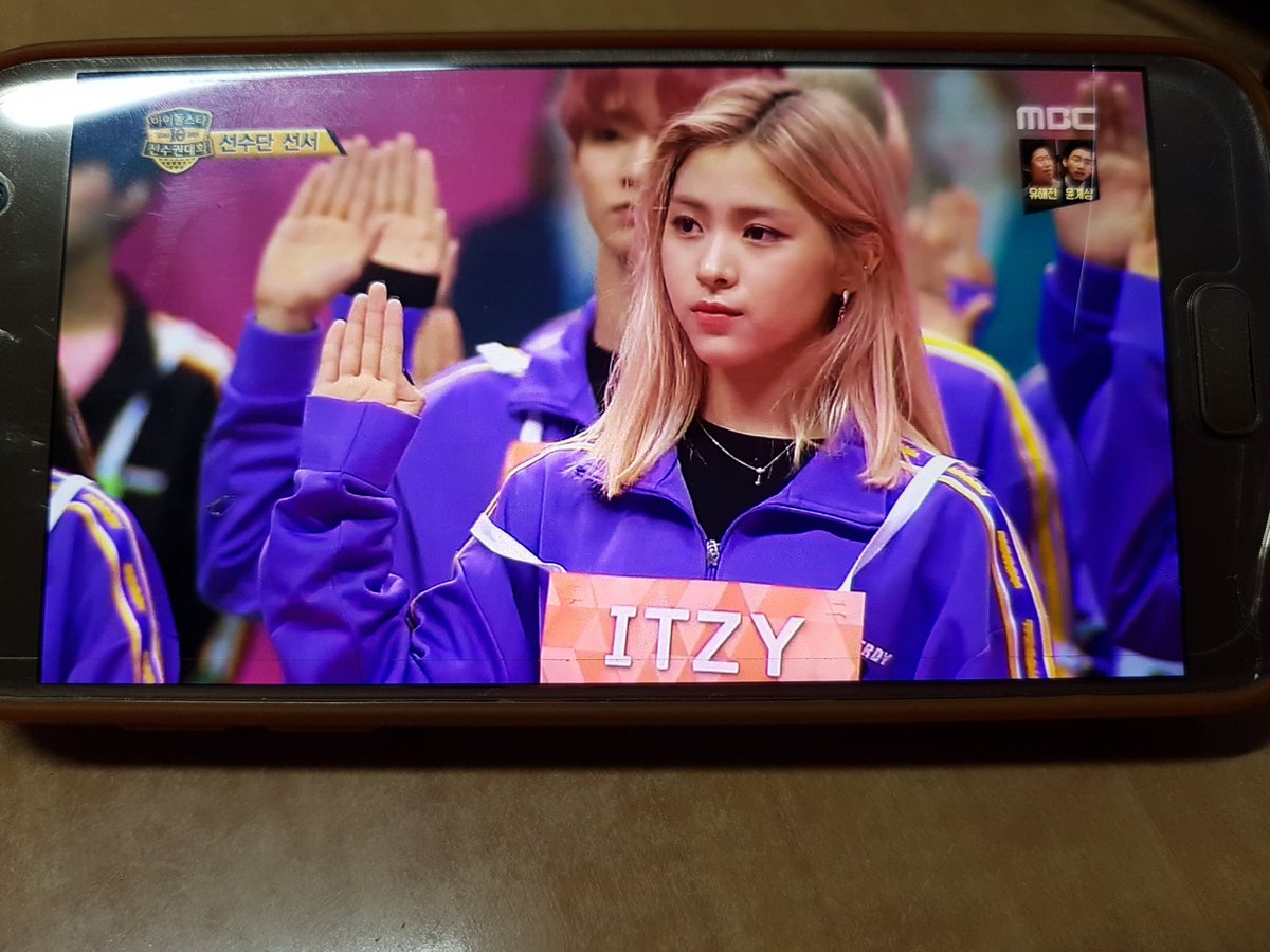 GOD_ITZY's tweet photo. @MBC_entertain #아육대폴라이벤트
#MBC예능연구소
#ITZY 

아육대10주년 본방사수!!
아육대10주년 축하드려요
있지 화이팅 예지 투구화이팅! 씨름화이팅! https://t.co/Q8hDc42OMn