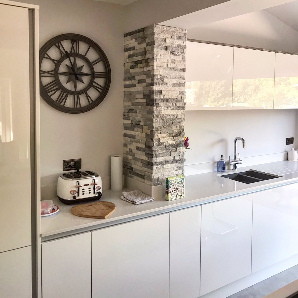 KitchensInspire's tweet image. Handleless kitchen in white gloss we installed @Masterclasskitc part of our H Line range #kitchen #kitchendesign