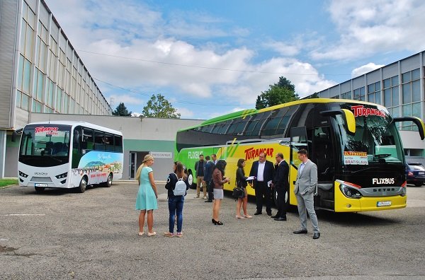 FlixBus_CZ's tweet photo. Veletrh autobusové dopravy #busshow se bude konat v Nitře od 11. - 13. února 2020. 🚌 Na úvodní tiskovou konferenci jsme přistavili tohoto zelenožlutého krasavce! #flixbus #turancar 😍⬇ https://t.co/7wgywBG1xx https://t.co/y9FV7F5cRJ