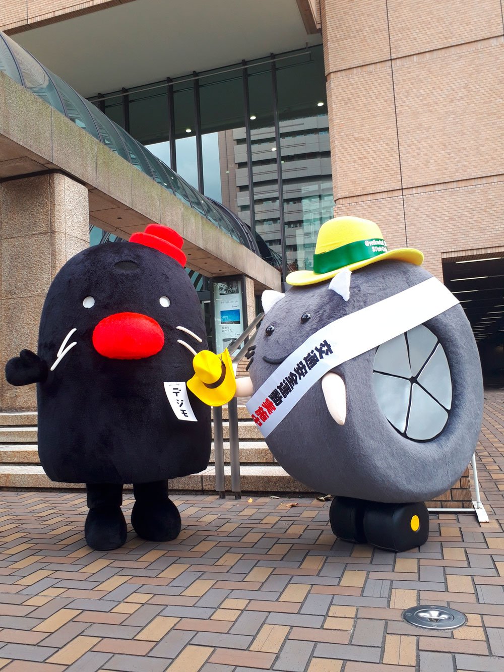 朝日新聞 Asahi Shimbun お知らせ 朝日新聞デジタルのキャラクター デジモ のところにイエローハットの ハットにゃん が訪問してくれました ゆるキャラ グランプリにも出場しているそうで 頑張ってほしいです デジモも来年は デジモ