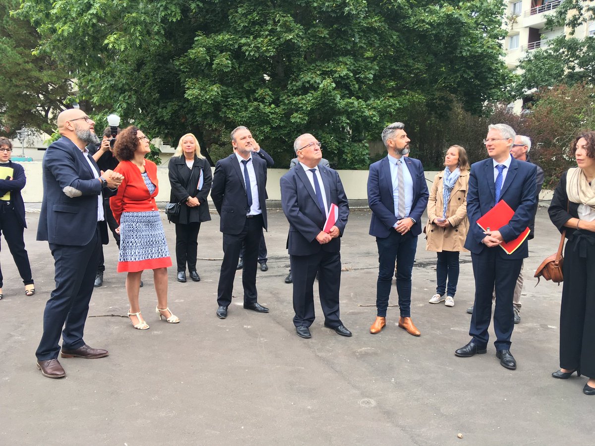 ALH_49's tweet photo. Les équipes d'ALH_49 fières de présenter à @EmmWargon
les travaux de #rénovationénergétique du Programme Bois de la Barre : 283 logements construits en 1980 #BelleBeille Passage en classe A du DPE et réduction de 600 tonnes par an des émissions de CO2 https://t.co/vIAE7a1Igf