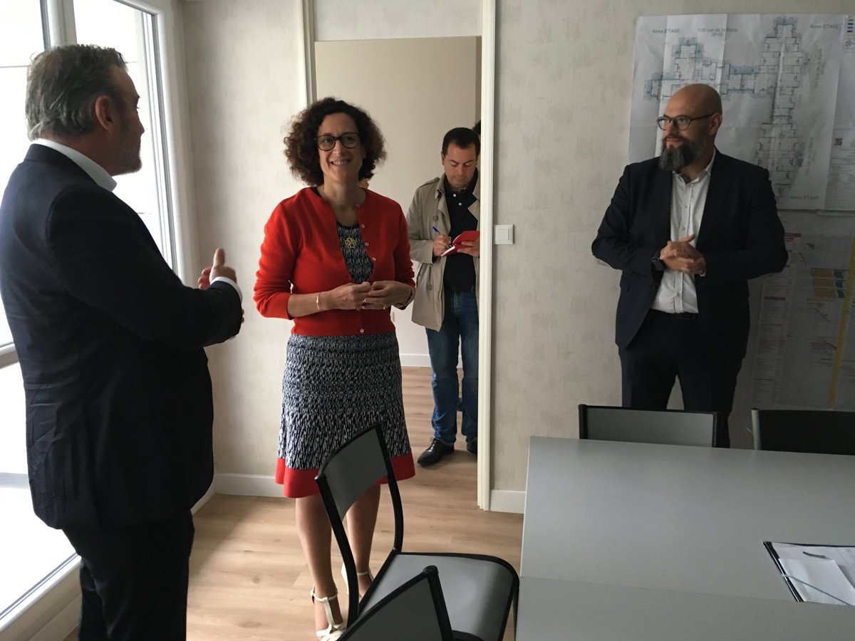 ALH_49's tweet photo. Les équipes d'ALH_49 fières de présenter à @EmmWargon
les travaux de #rénovationénergétique du Programme Bois de la Barre : 283 logements construits en 1980 #BelleBeille Passage en classe A du DPE et réduction de 600 tonnes par an des émissions de CO2 https://t.co/vIAE7a1Igf