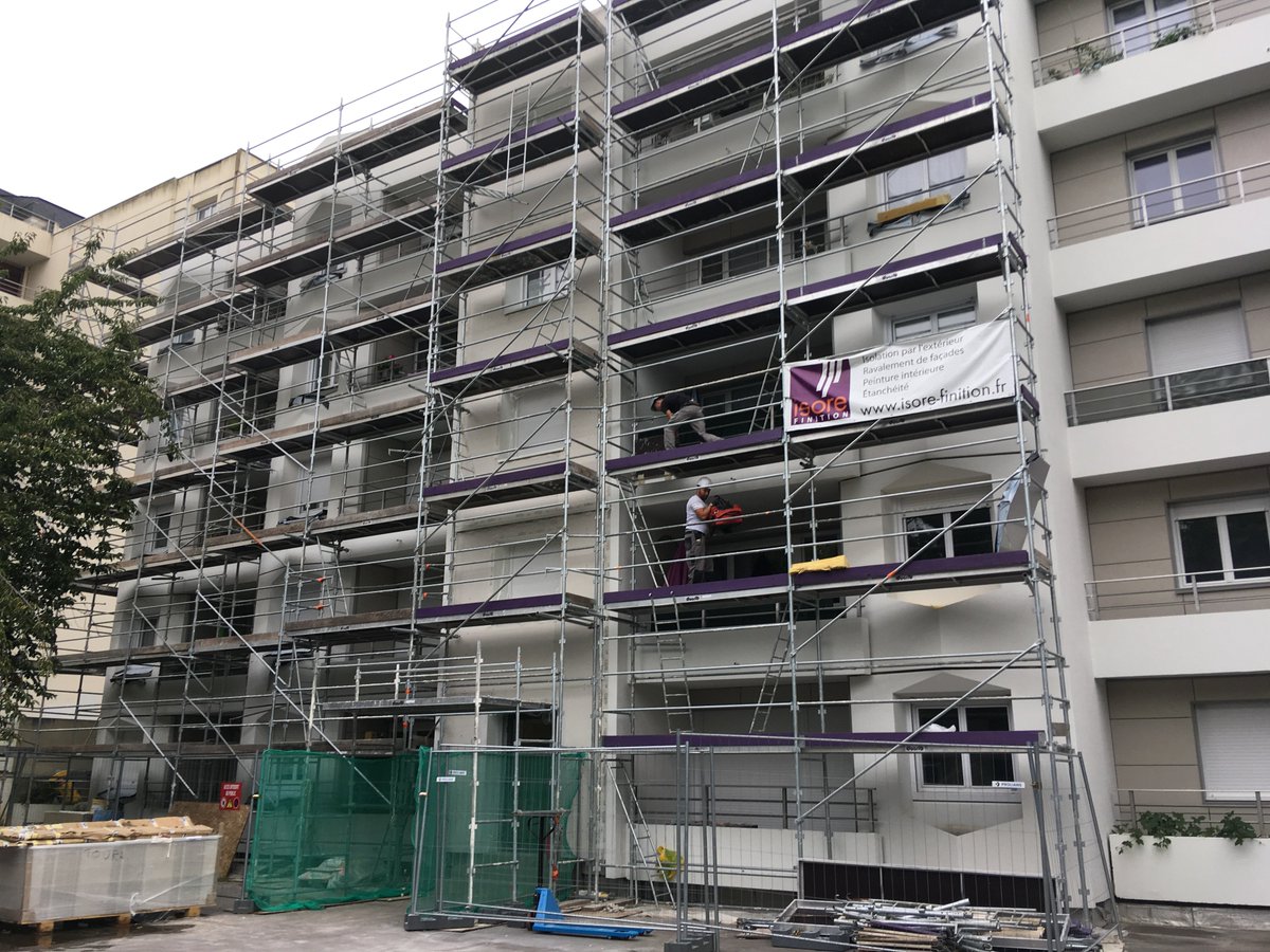 ALH_49's tweet photo. Les équipes d'ALH_49 fières de présenter à @EmmWargon
les travaux de #rénovationénergétique du Programme Bois de la Barre : 283 logements construits en 1980 #BelleBeille Passage en classe A du DPE et réduction de 600 tonnes par an des émissions de CO2 https://t.co/vIAE7a1Igf