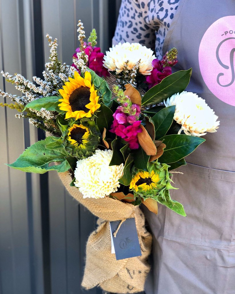 PocoPosy's tweet image. Sunny Friday’s 🌻🌻🧡 Fun rustic posy to kick start your weekend. Order online now xx